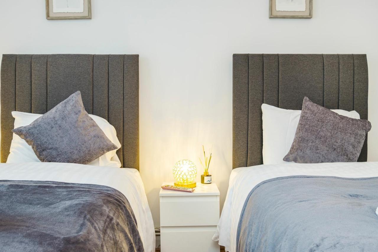 Spacious 3 Bed 1 Bath Hse W Guest Toilet W Parking Near Excel - E16 Londýn Exteriér fotografie