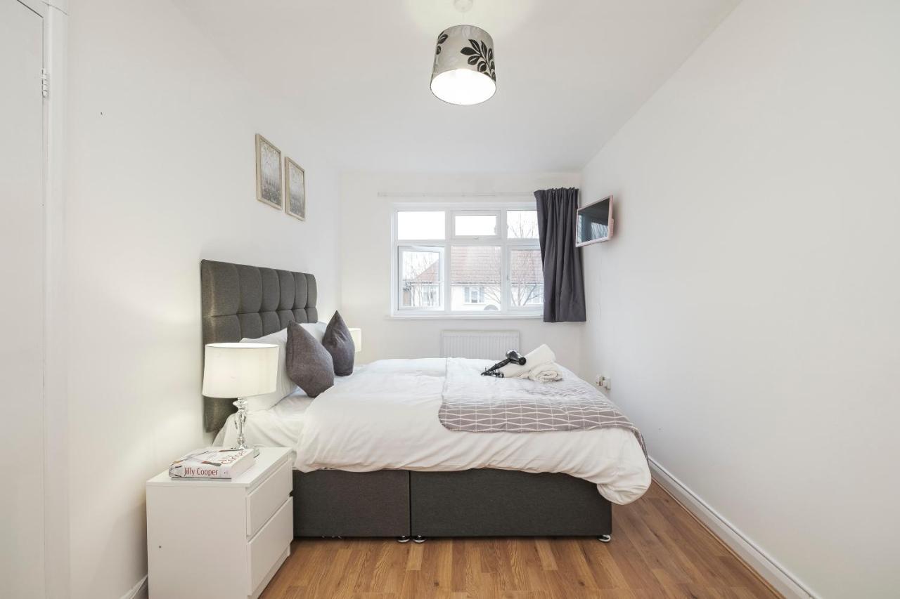 Spacious 3 Bed 1 Bath Hse W Guest Toilet W Parking Near Excel - E16 Londýn Exteriér fotografie