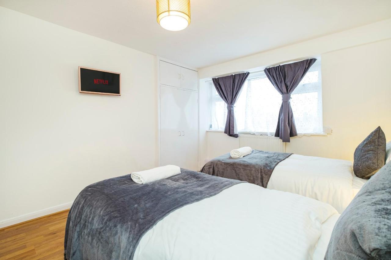 Spacious 3 Bed 1 Bath Hse W Guest Toilet W Parking Near Excel - E16 Londýn Exteriér fotografie