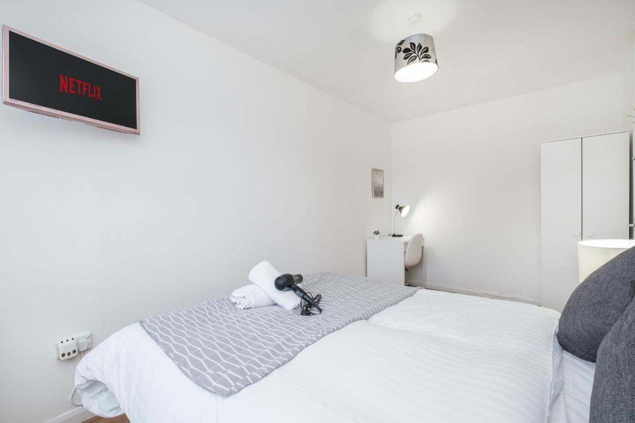 Spacious 3 Bed 1 Bath Hse W Guest Toilet W Parking Near Excel - E16 Londýn Exteriér fotografie