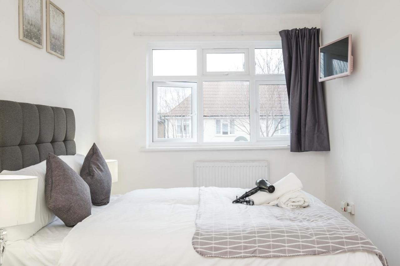 Spacious 3 Bed 1 Bath Hse W Guest Toilet W Parking Near Excel - E16 Londýn Exteriér fotografie