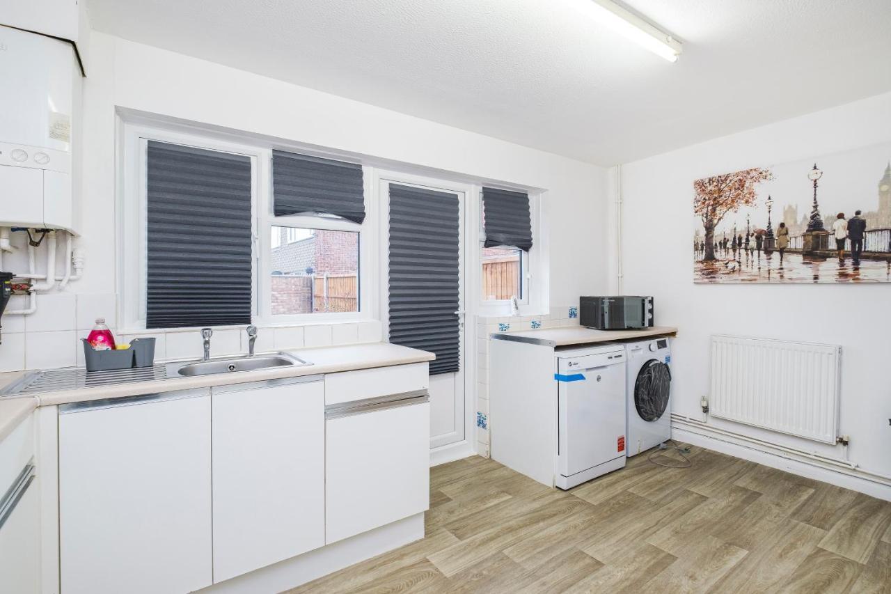 Spacious 3 Bed 1 Bath Hse W Guest Toilet W Parking Near Excel - E16 Londýn Exteriér fotografie