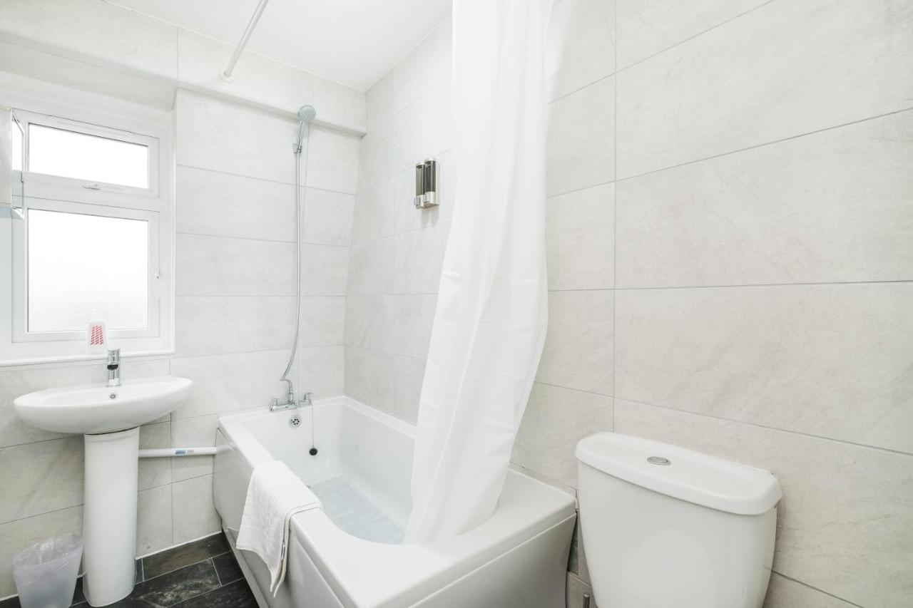 Spacious 3 Bed 1 Bath Hse W Guest Toilet W Parking Near Excel - E16 Londýn Exteriér fotografie