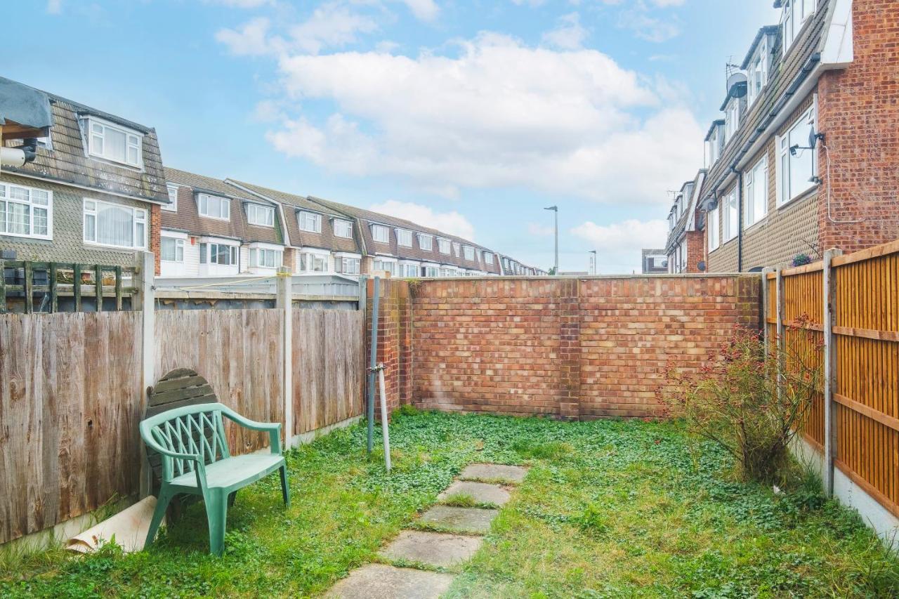 Spacious 3 Bed 1 Bath Hse W Guest Toilet W Parking Near Excel - E16 Londýn Exteriér fotografie